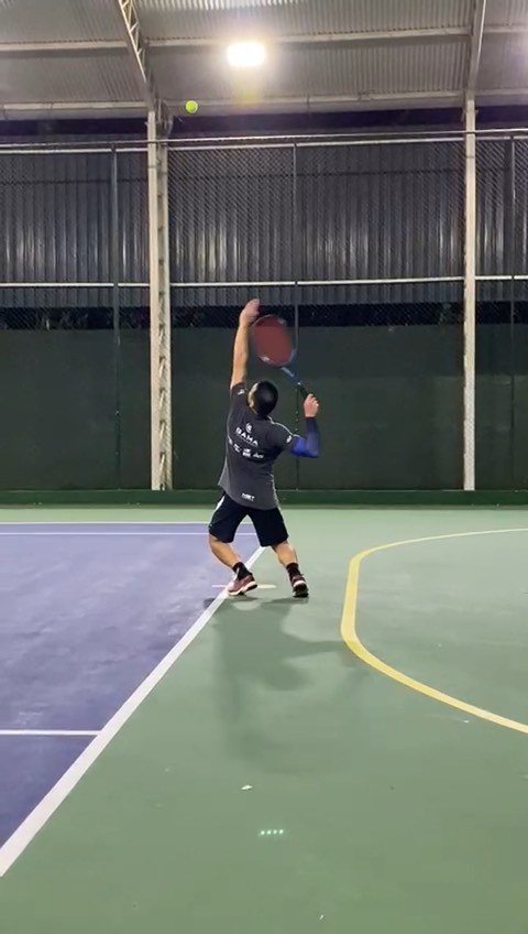 Thiago Teramae jogando tênis